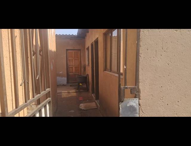 2 BEDROOM HOUSE FOR SALE IN THOKOZA EXT 2